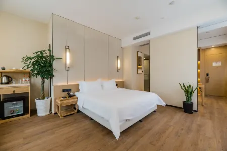 The Hidden House (Chengdu Chunxi Road Tianfu Square Branch) Отели рядом с достопримечательностью «Chengdu Research Base of Giant Panda Breeding»