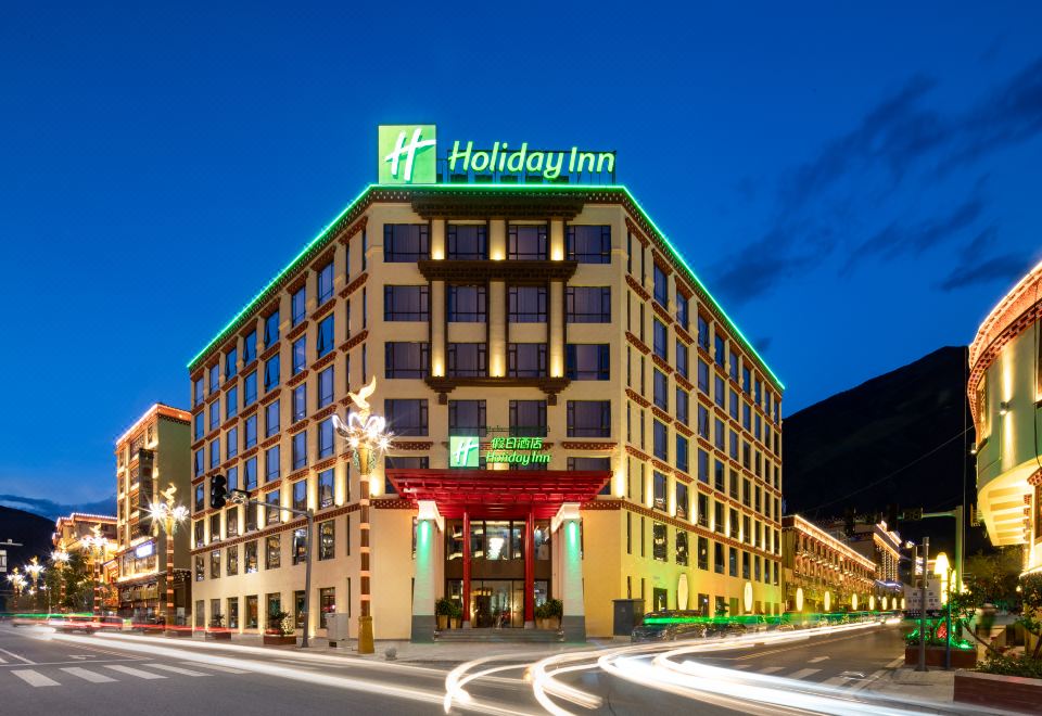 巴塘假日酒店（318国道店）外景图