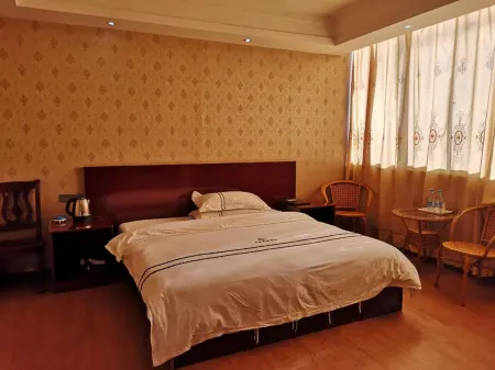 Zhenfeng VIP Business Hotel Отели рядом с достопримечательностью «Mount Shuangru Scenic Area»