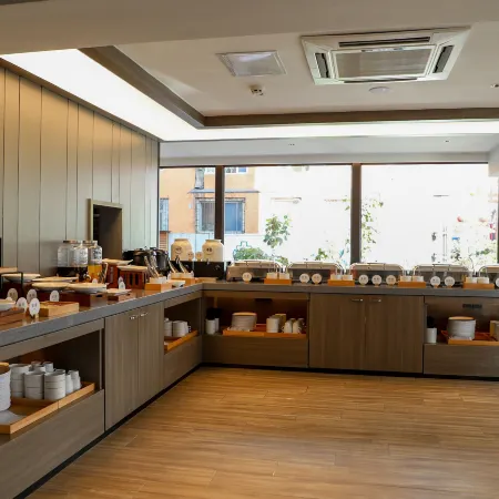 Hanting Hotel (Linjiang Municipal Government & Jiangxin Island Park)