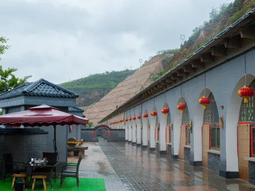 Liang Family Cave Dwelling Courtyard in Yanchuan - parcheggio