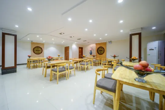 Holiday Inn (Fuyang Yingzhou District City Normal College)