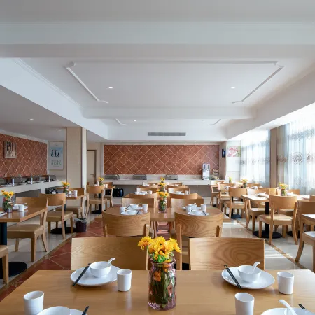 Vienna Hotel (Shou County Jingrun Central City)