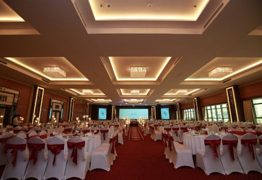 므엉 탄 그랜드 타인호아 호텔의 야외 수영장