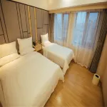Starway Hotel (Tangshan Zunhua Bus Station) - parking