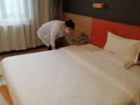 7天优品酒店(洛阳牡丹公园上海市场店) - 优享大床房