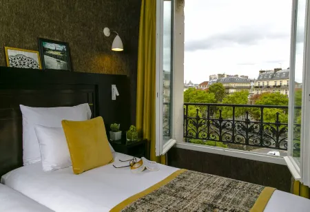 Hotel de Neuville Arc de Triomphe