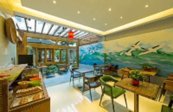 Old story inns (Zhongyi Market, South Gate of Lijiang Ancient Town)