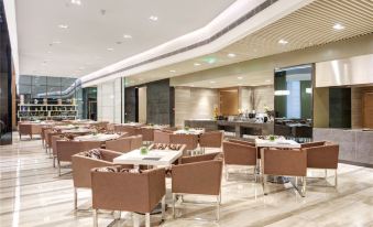 A restaurant with a central dining room equipped with tables and chairs for business luncheons at Holiday Inn Express Chengdu West Gate