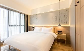 Islands Hotel S (Chengdu Panda Base Longtansi Subway Station)