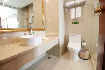 Vienna International Hotel (Shanghai Hongqiao Airport National Exhibition and Convention Center) Отели рядом с достопримечательностью «Dayuantong Temple»