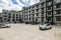 7天酒店（稻城香格里拉亞丁景區店） - 停車場