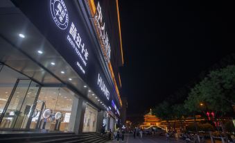 At night, there is an entrance to an oriental themed restaurant and other shops in a city at Desti Youth Park Hostel (Xi'an Bell Tower)