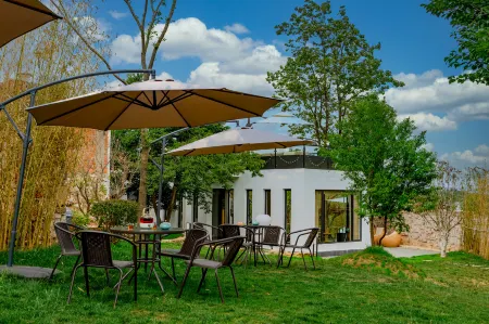 Nestled in the Mountains • Harmonious Wind Stacked Compounds Boutique Lodge Отели рядом с достопримечательностью «Yeya (Wild Duck) Lake Holiday Resort»