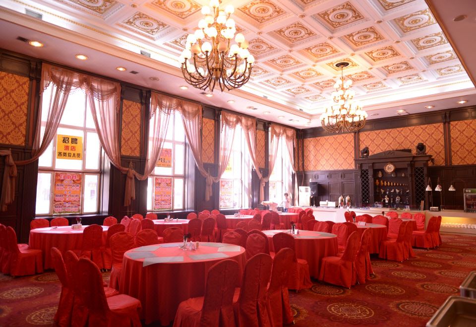 [룽먼 그랜드 호텔의 고풍스러운 내부 계단]