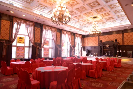 Longmen Grand Hotel Отели рядом с достопримечательностью «Revolution Leader Memorial»