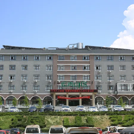 Lingbao Changqingshanju Hotel