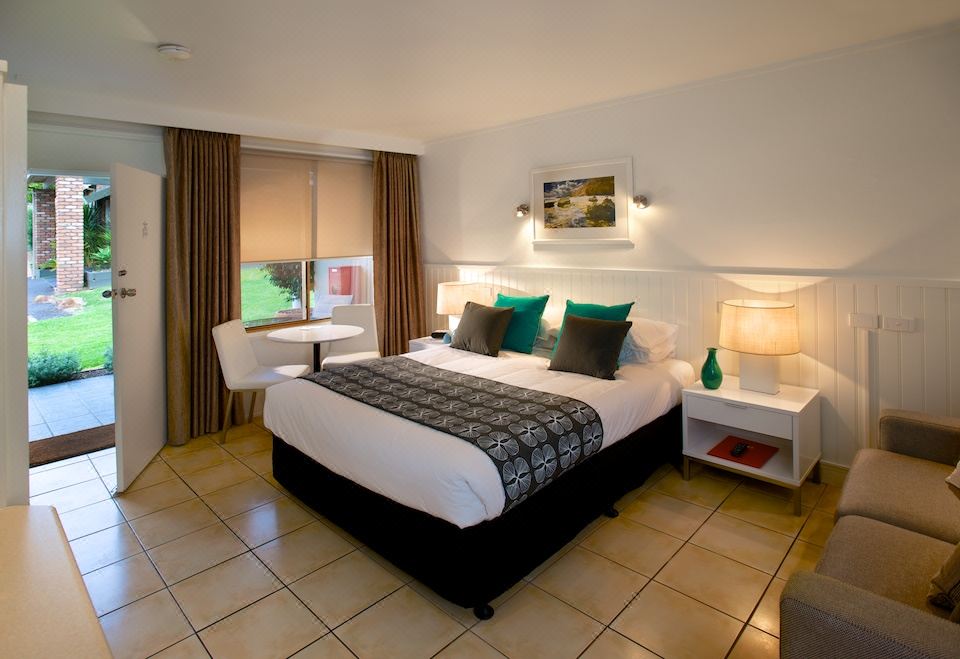 소렌토 비치 모텔의 야외 파티오와 객실 전경