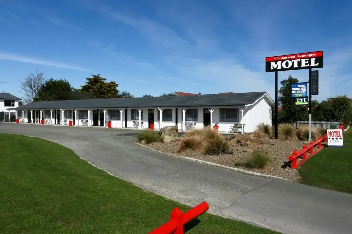 Colonial Lodge Motel