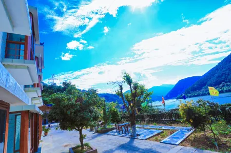 Lakeview Village Отели в г. Яньбянь