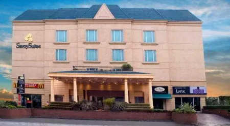 Savoy Suites Noida Отели рядом с достопримечательностью «CCD nt vee FC mm be fr j.mj»