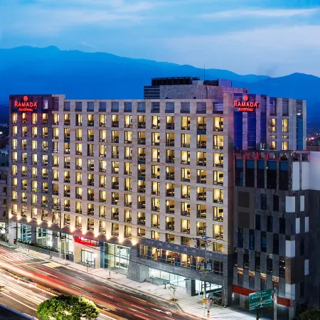 Ramada by Wyndham Jeju City Hall Отели рядом с достопримечательностью «Храм Самсонхёль»