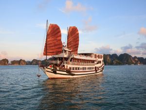 Du thuyền Halong Royal Palace