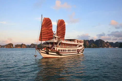Royal Palace Cruise Hotels in Tuần Châu