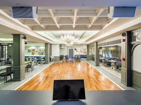 Royal Rattanakosin Hotel - Near Grand Palace & Khaosan Road Отели рядом со станцией Бангбамру