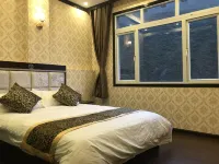 Lianganzirongdajiudian Hotels near Xinlong Gesa'er Square
