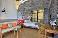 Moon and Sixpence Hotel