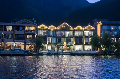 瀘沽湖曉駐·摩梭湖景飯店 情人樹附近的飯店