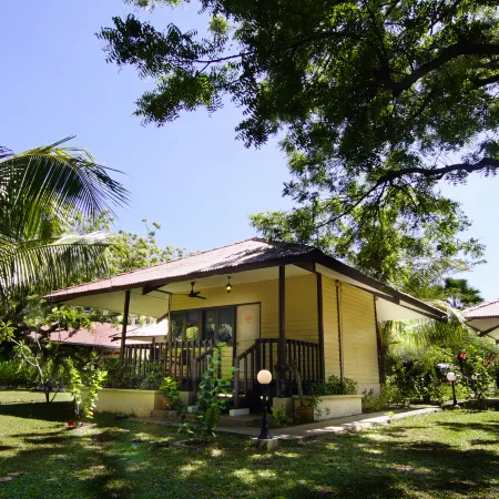 Pangkor Sandy Beach Resort Отели рядом с достопримечательностью «Foo Lin Kong Temple»