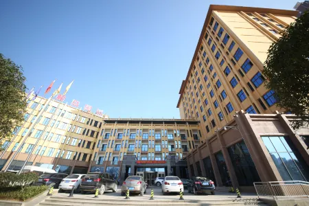 Ludao International Hotel Отели рядом с достопримечательностью «Lichuan Zhidi Plaza New Ocean World»