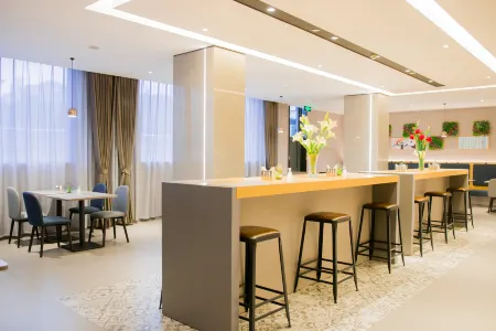 Homeinn Selected Hotel (Shanghai Lujiazui Binjiang Center Xiepu Road Subway Station Store) Отели рядом с достопримечательностью «Yangpu Riverside District»