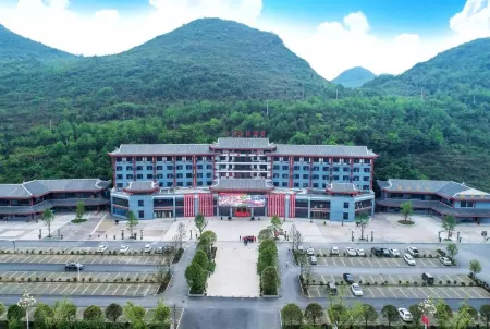 Bailidujuan Huaguan Grand Hotel Отели рядом с достопримечательностью «Hundreds of Miles of Azaleas»