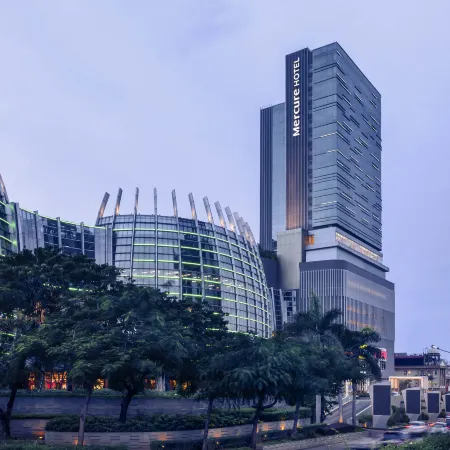 Mercure Jakarta Pantai Indah Kapuk Отели рядом с достопримечательностью «Торговый центр PIK Avenue»