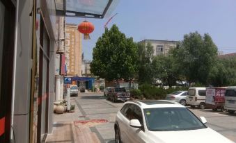Junyi Chain Hotel  (Home Town, Jingshan Road, Yiyuan)