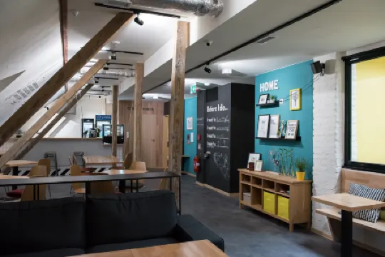 Safestay Warsaw Old Town Отели рядом с достопримечательностью «Castle Square»