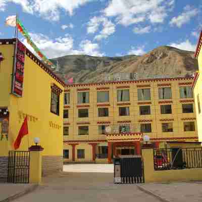 八宿雅尼酒店（多拉神山店） Hotel Exterior