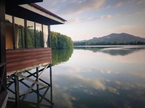 哥打京那巴魯朋友 家水上木屋 哥打京那巴魯 優惠價錢預訂 22年最新比價和旅客評論 Trip Com