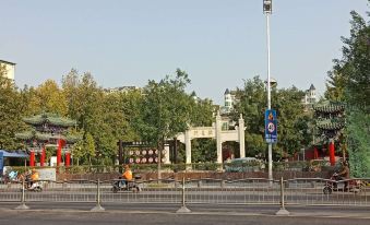Qingfeng Bailu Hotel (Zhengzhou Chengdong Road Confucian Temple Subway Station)