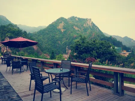 1958 Huakai Boutique Hostel Отели рядом с достопримечательностью «Shiwei Peak»