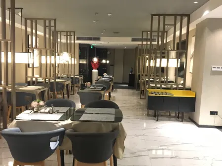 Paco Hotel (Olympic Sports Center Tianhe Zhucun Metro Station ) Отели рядом с достопримечательностью «Luogang Gymnasium»