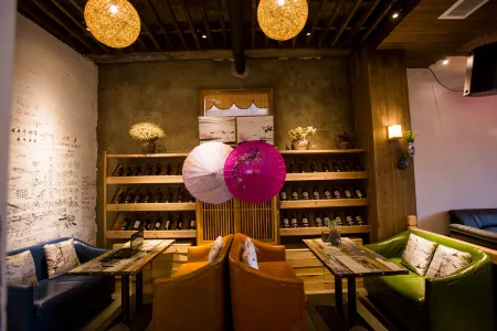 Wuhuatang Boutique Hostel Отели рядом с достопримечательностью «Yancun Ancient Building Complex in Ming and Qing Dynasties»