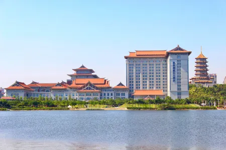 Howard Johnson Jimei Lake Plaza Xiamen Отели рядом с достопримечательностью «Huaqiao University»