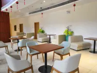 Huaxia Travel Service Holiday Apartment (Chengmai Old Town Nanhai Zhibin Shop) - Airport Shuttle
