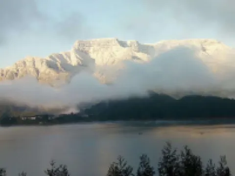 Table Mountain · Mountain View Lakeside · Luxury Retreat Hotel (Yanv Lake)