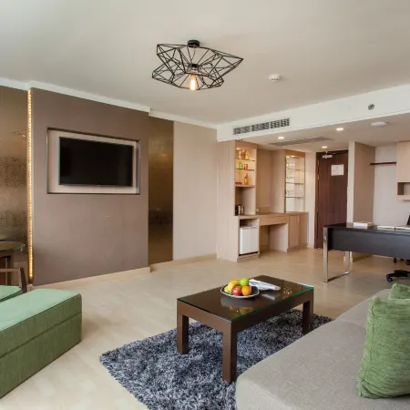 Ramada Plaza by Wyndham Bangkok Menam Riverside Отели рядом с достопримечательностью «Риверсайд»