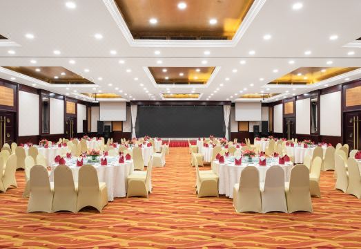 2. 홀리데이 인 베..